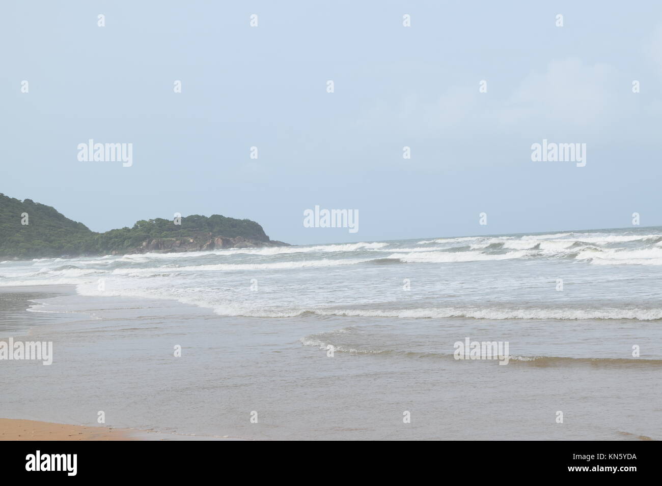 Spiaggia di sabbia di immagini. Raffreddare la spiaggia con nessun popolo. Bellissima spiaggia sfondo per sito web o desktop. Incredibile seashore / ocean / spiaggia vista. La splendida spiaggia Foto Stock