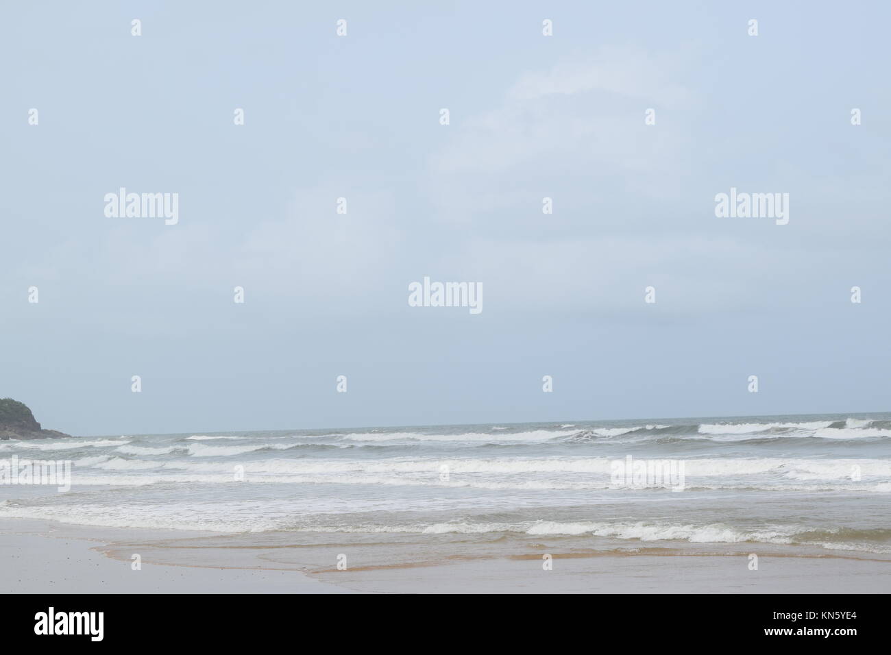 Spiaggia di sabbia di immagini. Raffreddare la spiaggia con nessun popolo. Bellissima spiaggia sfondo per sito web o desktop. Incredibile seashore / ocean / spiaggia vista. La splendida spiaggia Foto Stock
