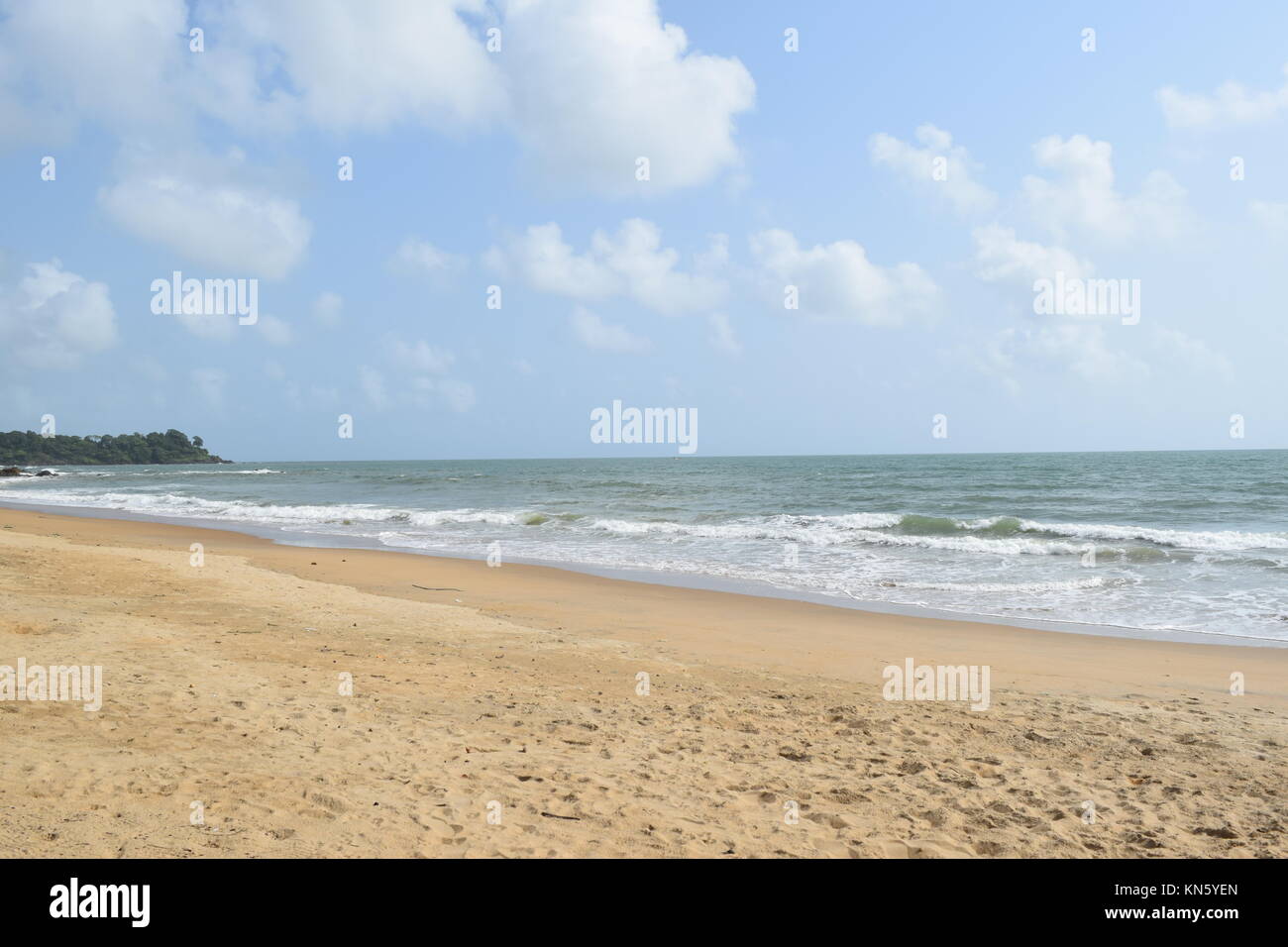 Spiaggia di sabbia di immagini. Raffreddare la spiaggia con nessun popolo. Bellissima spiaggia sfondo per sito web o desktop. Incredibile seashore / ocean / spiaggia vista. La splendida spiaggia Foto Stock