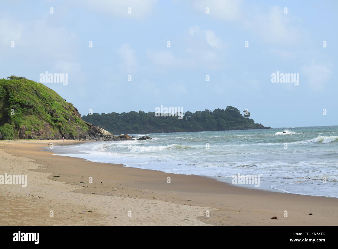 Spiaggia di sabbia di immagini. Raffreddare la spiaggia con nessun popolo. Bellissima spiaggia sfondo per sito web o desktop. Incredibile seashore / ocean / spiaggia vista. La splendida spiaggia Foto Stock