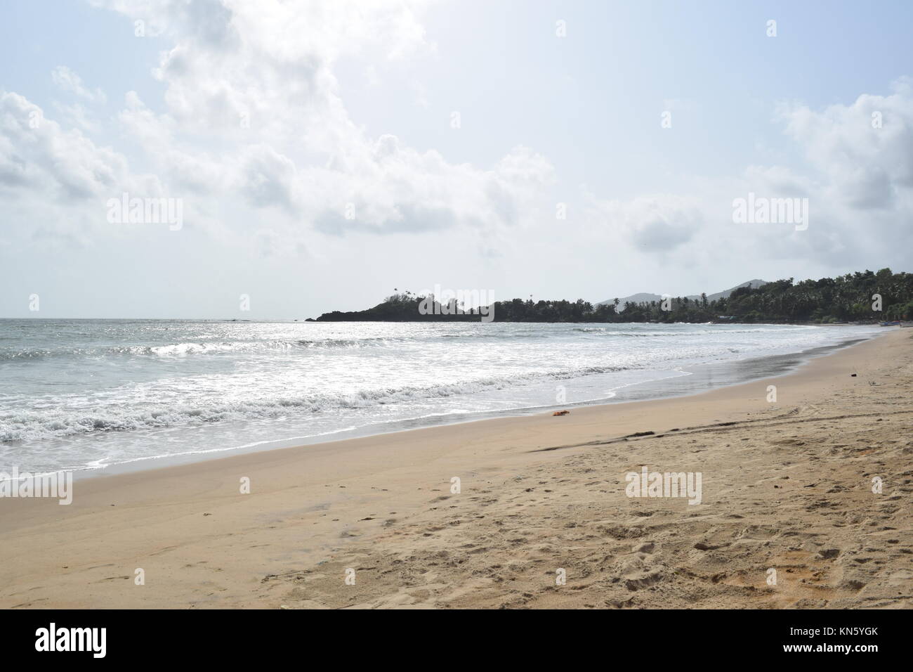 Spiaggia di sabbia di immagini. Raffreddare la spiaggia con nessun popolo. Bellissima spiaggia sfondo per sito web o desktop. Incredibile seashore / ocean / spiaggia vista. La splendida spiaggia Foto Stock