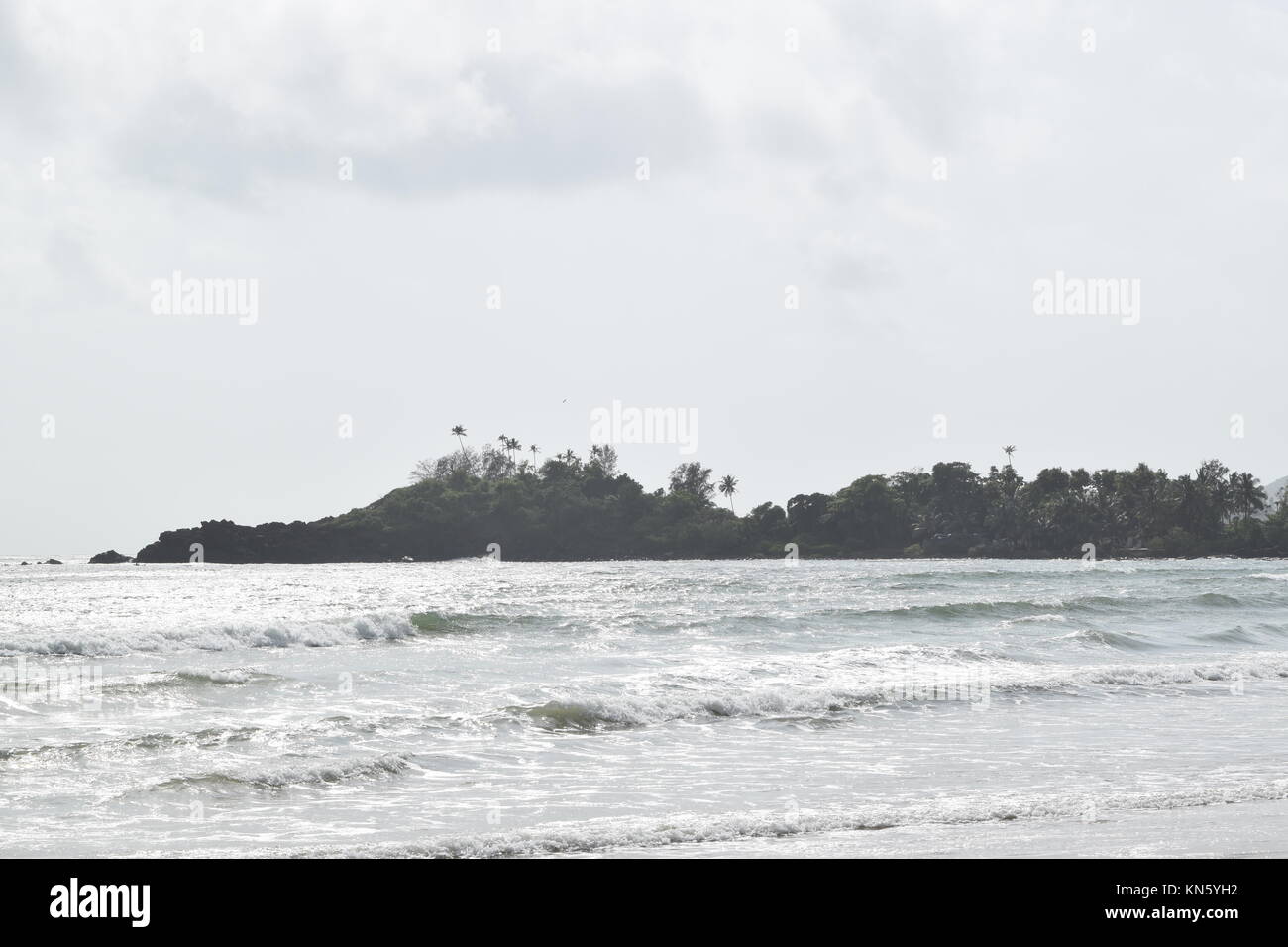 Spiaggia di sabbia di immagini. Raffreddare la spiaggia con nessun popolo. Bellissima spiaggia sfondo per sito web o desktop. Incredibile seashore / ocean / spiaggia vista. La splendida spiaggia Foto Stock