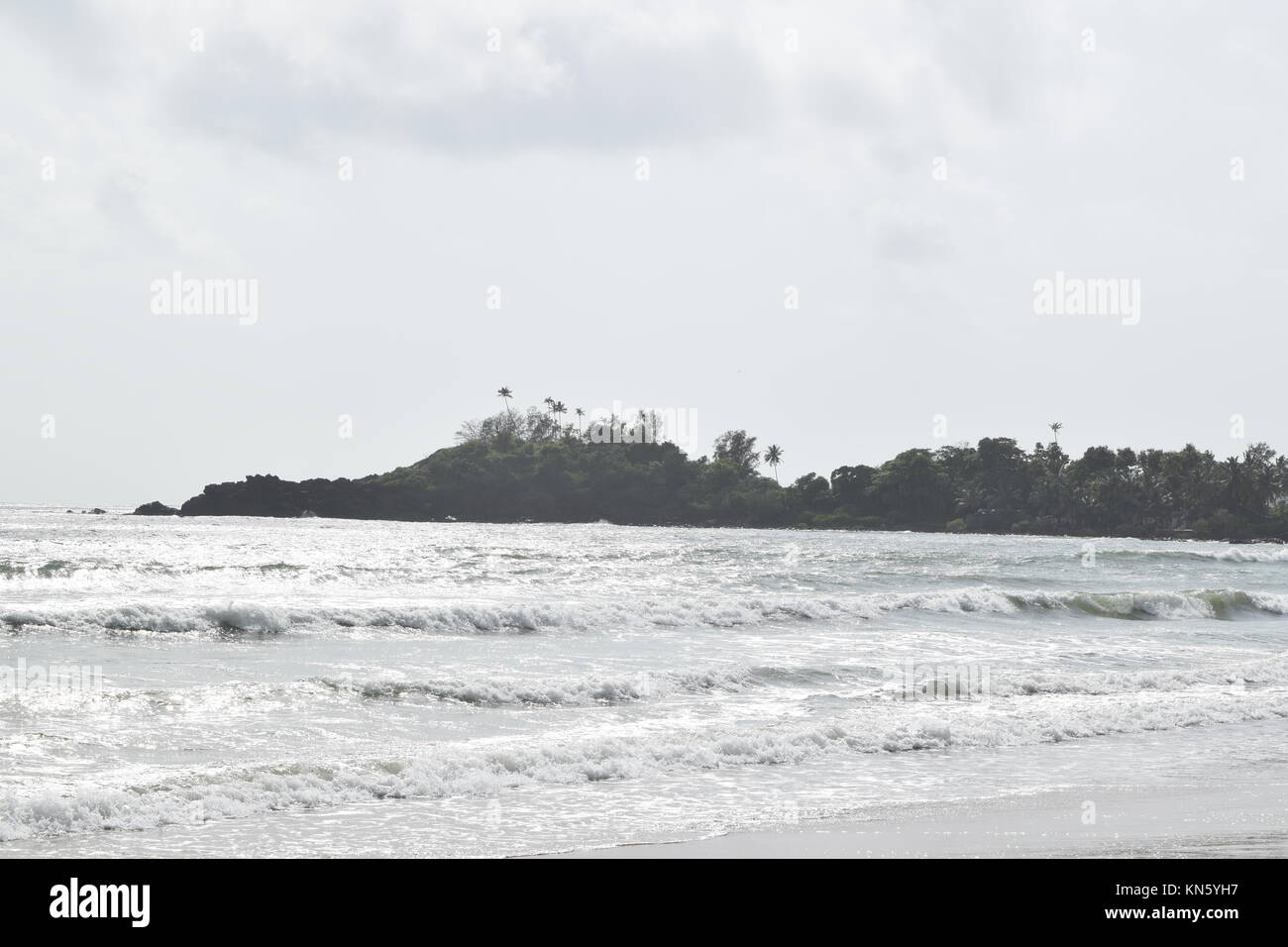 Spiaggia di sabbia di immagini. Raffreddare la spiaggia con nessun popolo. Bellissima spiaggia sfondo per sito web o desktop. Incredibile seashore / ocean / spiaggia vista. La splendida spiaggia Foto Stock