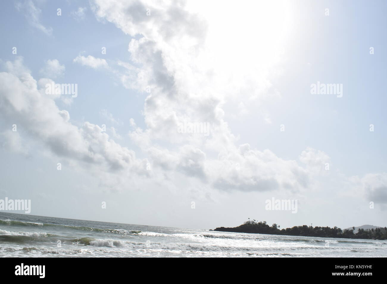 Spiaggia di sabbia di immagini. Raffreddare la spiaggia con nessun popolo. Bellissima spiaggia sfondo per sito web o desktop. Incredibile seashore / ocean / spiaggia vista. La splendida spiaggia Foto Stock