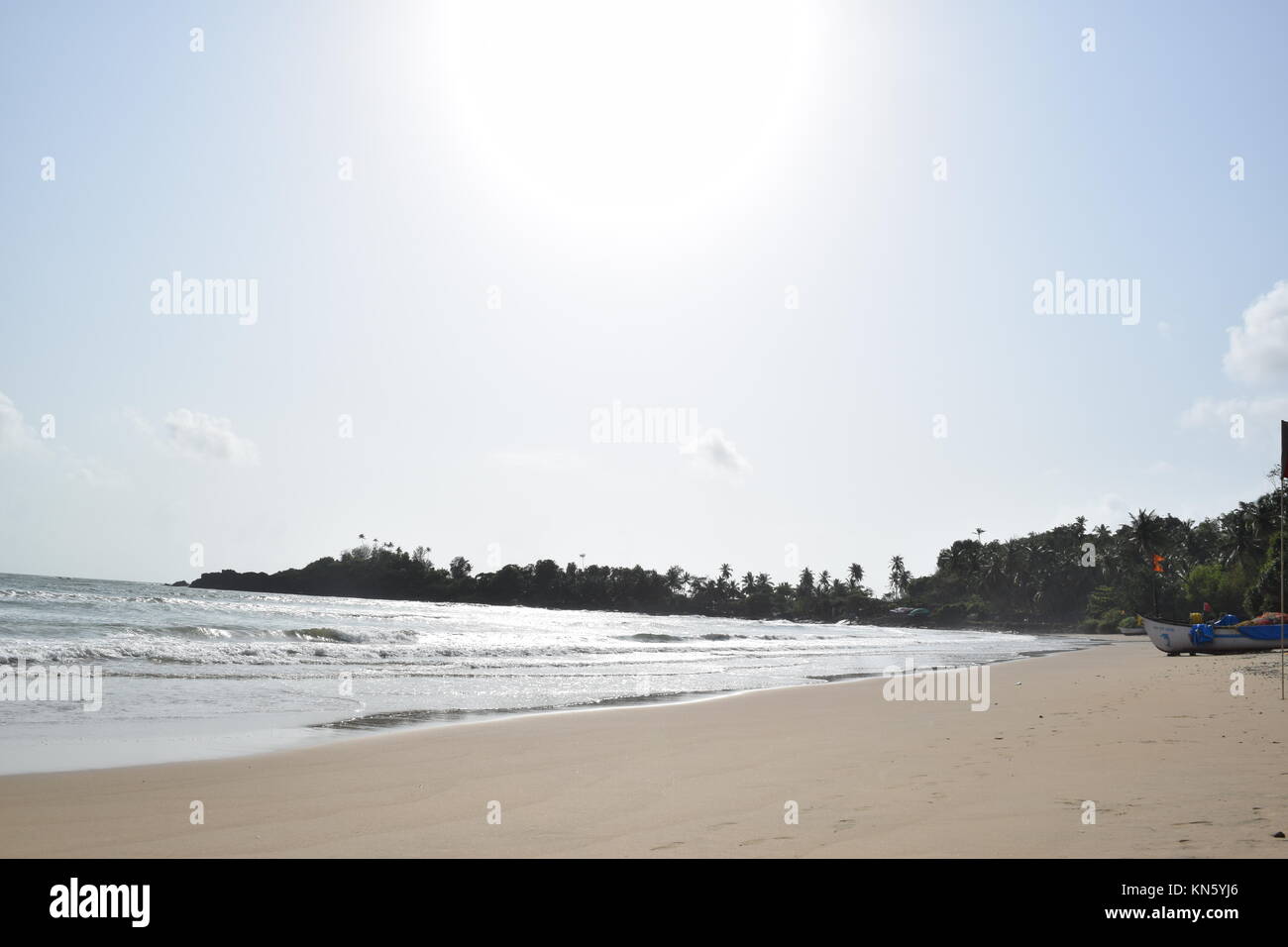 Spiaggia di sabbia di immagini. Raffreddare la spiaggia con nessun popolo. Bellissima spiaggia sfondo per sito web o desktop. Incredibile seashore / ocean / spiaggia vista. La splendida spiaggia Foto Stock