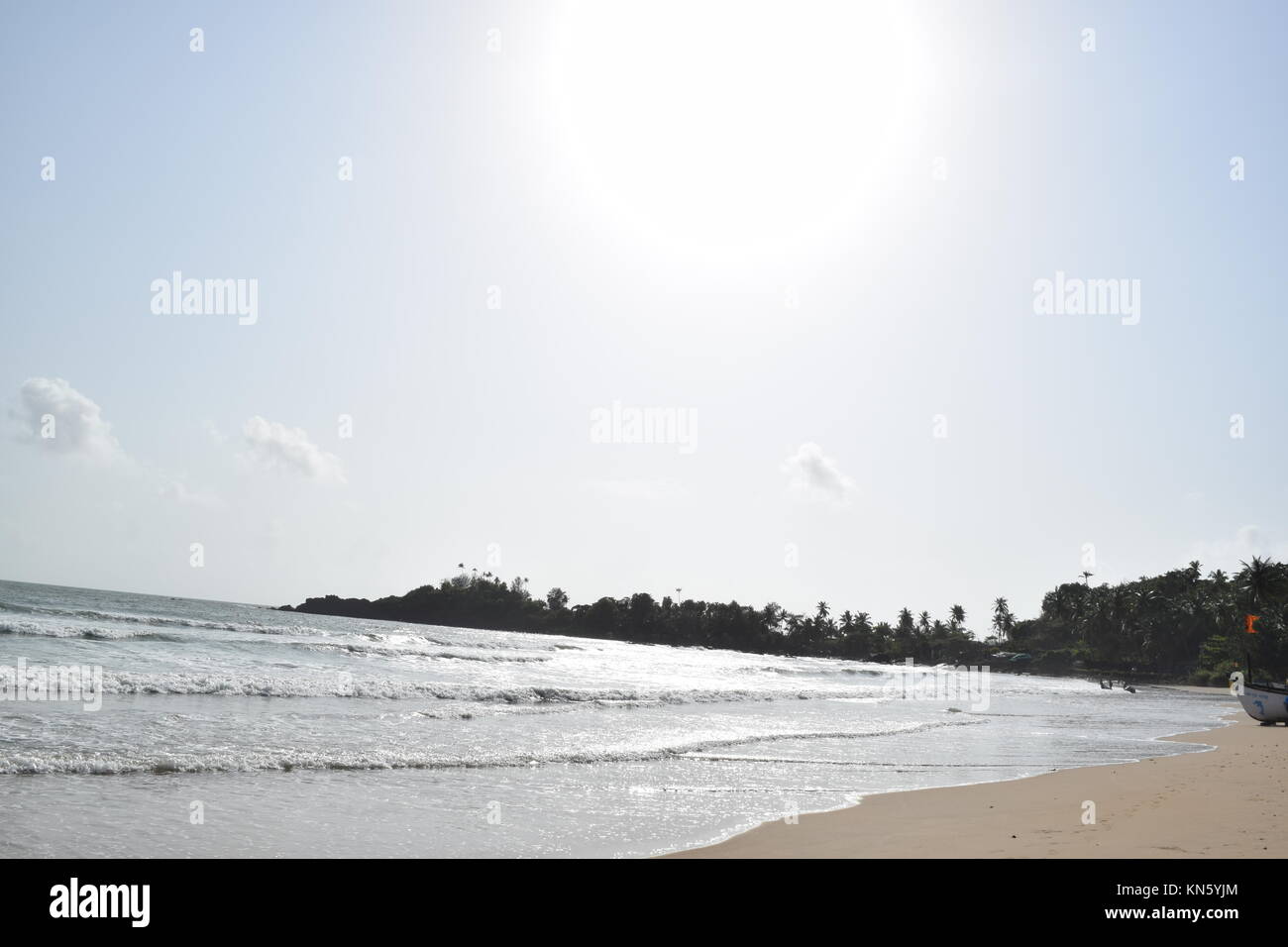 Spiaggia di sabbia di immagini. Raffreddare la spiaggia con nessun popolo. Bellissima spiaggia sfondo per sito web o desktop. Incredibile seashore / ocean / spiaggia vista. La splendida spiaggia Foto Stock