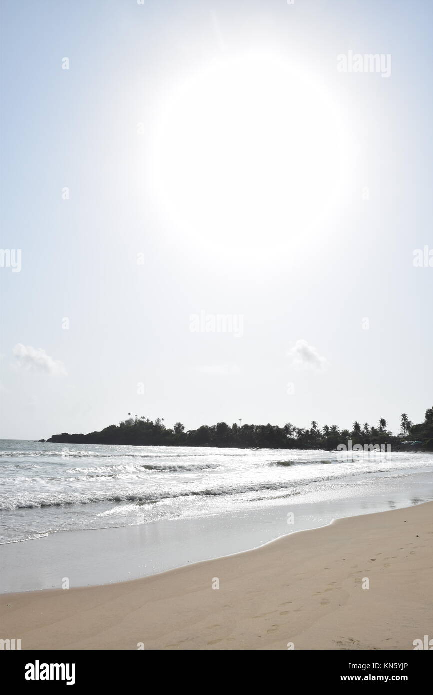 Spiaggia di sabbia di immagini. Raffreddare la spiaggia con nessun popolo. Bellissima spiaggia sfondo per sito web o desktop. Incredibile seashore / ocean / spiaggia vista. La splendida spiaggia Foto Stock