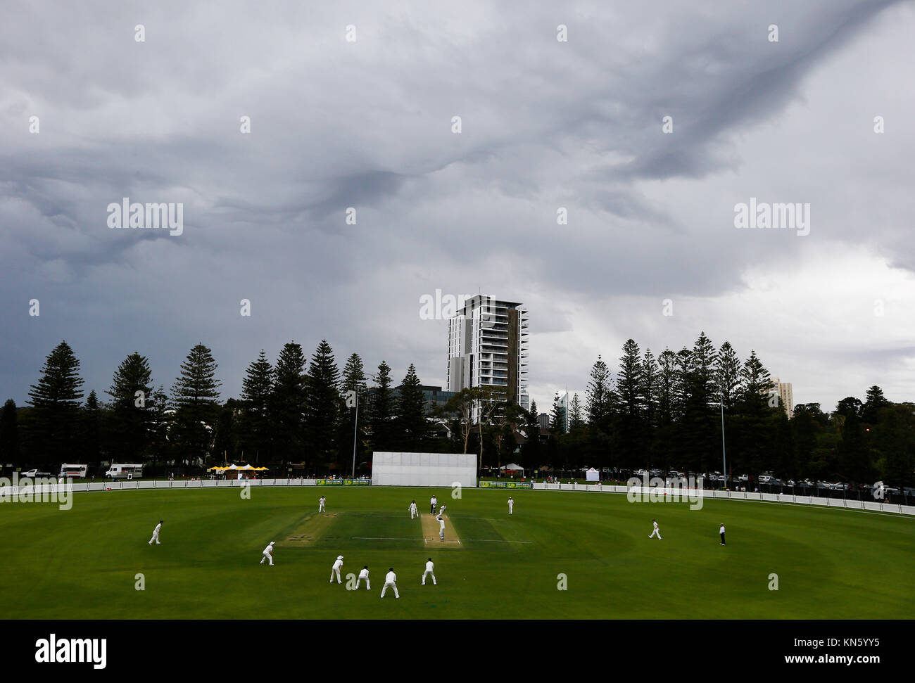 Vista generale come nuvole temporalesche spostare in su il terreno durante il primo giorno del tour corrispondono a Richardson Park, Perth. Stampa foto di associazione. Picture Data: Sabato 9 dicembre, 2017. Foto di credito dovrebbe leggere: Jason O'Brien/PA FILO Foto Stock