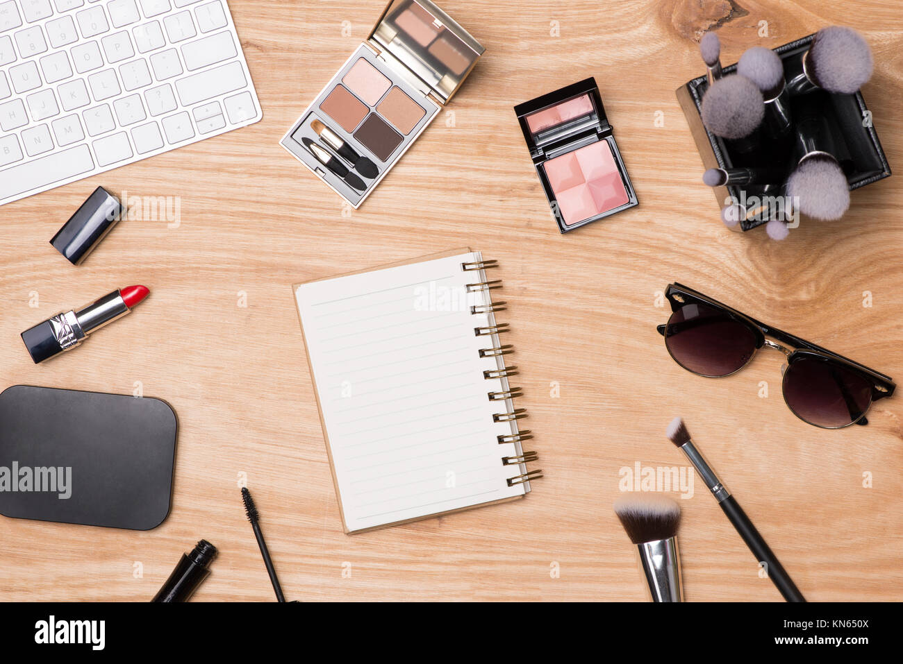 Vista dall'alto di cosmetici e accessori femminili. Donna Essentials. Foto Stock