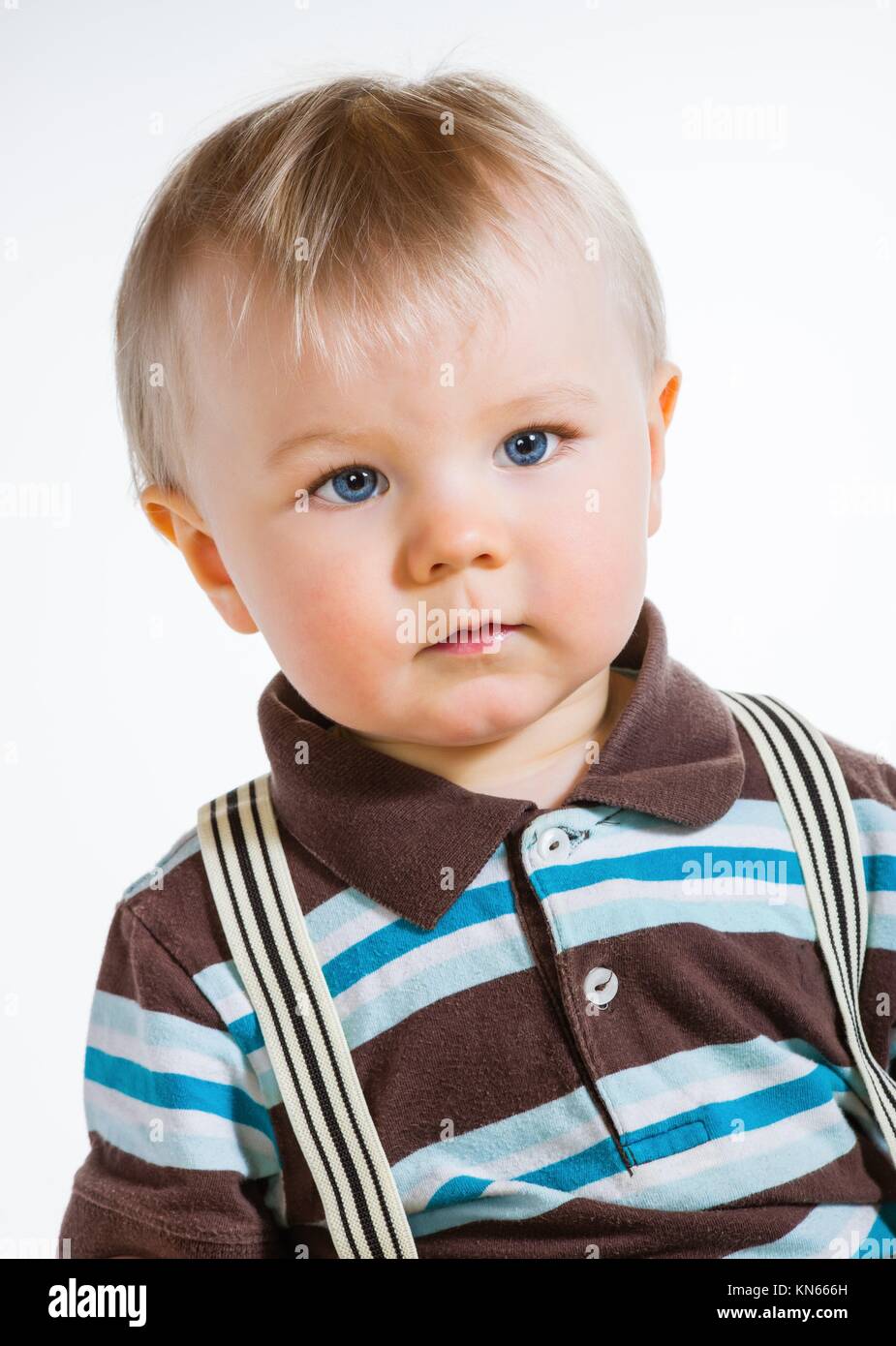 Baby boy, 16 mesi di età che indossa camicia a righe e bretelle, sfondo  bianco Foto stock - Alamy