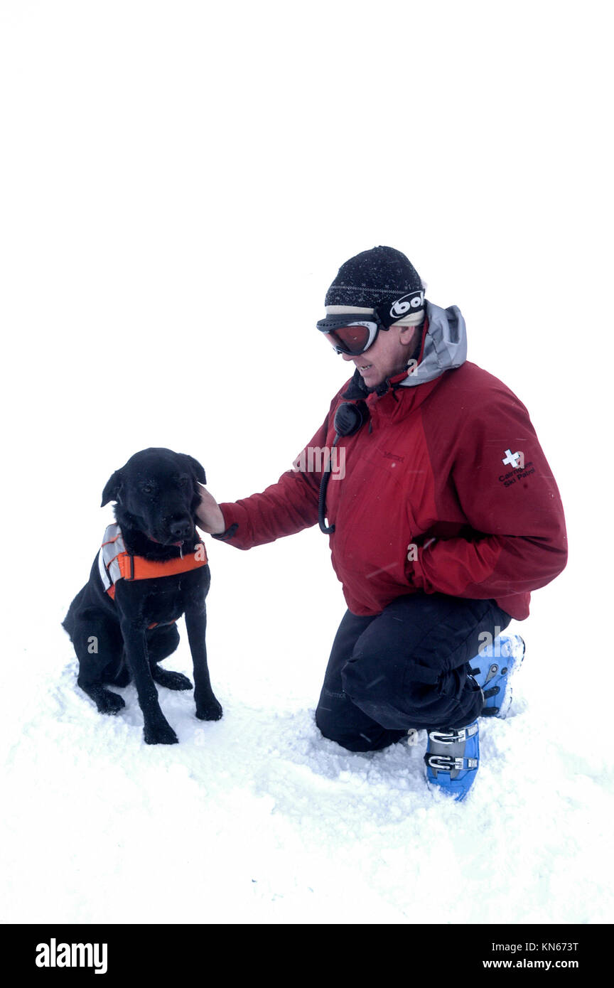 Colin Matthew - testa di una pattuglia di sci team e il suo cane a Aviemore rCenter Sci nel Parco Nazionale di Cairngorms in Scozia, Gran Bretagna. Foto Stock