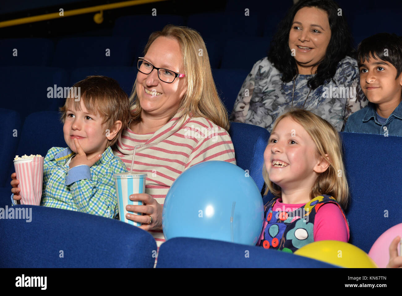 Le famiglie si esibizione al cinema al Warwick Arts Center di Coventry. Foto Stock