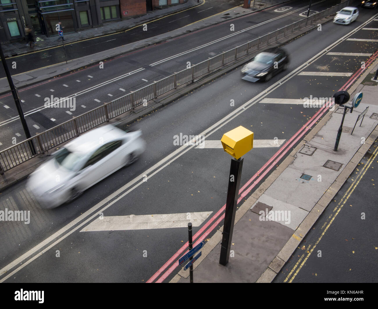 Vetture accelerando attraverso una trappola di velocità Foto Stock