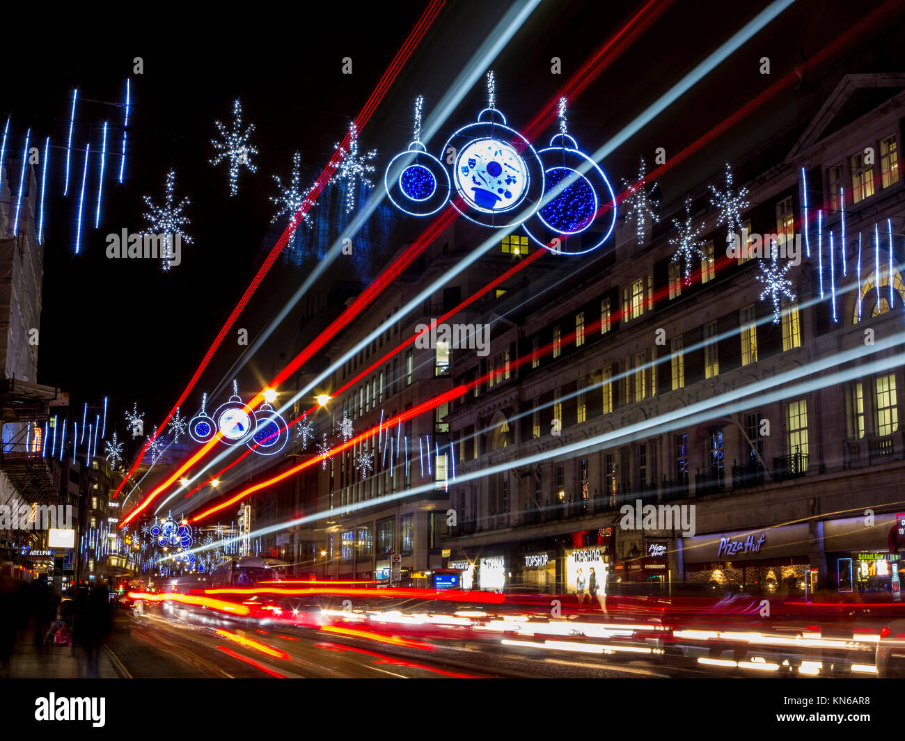 Sentieri di luce sullo Strand a Londra al tempo di Natale Foto Stock