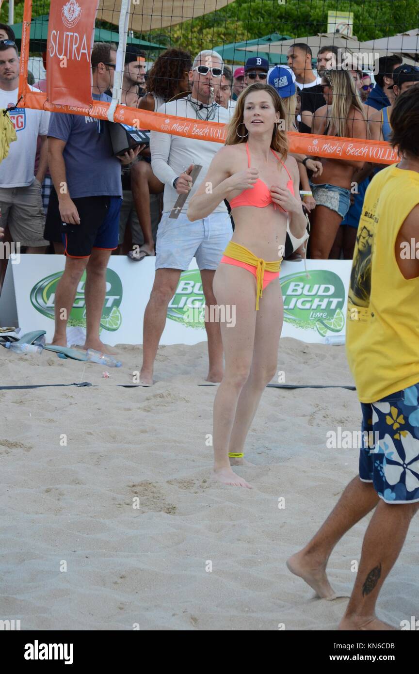 MIAMI BEACH, FL - febbraio 08: Sports Illustrated model Nina Agdal ha trascorso la giornata facendo fuori con il mio ragazzo Heidenry Reid e la visione di beach volley su 8 Febbraio 2015 a Miami Beach, in Florida. Persone: Nina Agdal, Heidenry Reid Foto Stock