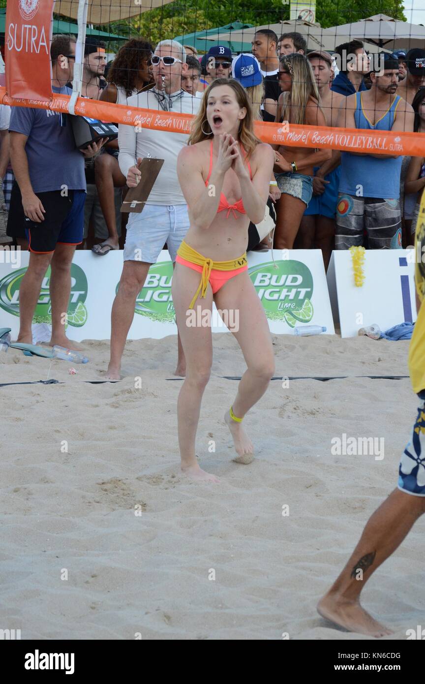 MIAMI BEACH, FL - febbraio 08: Sports Illustrated model Nina Agdal ha trascorso la giornata facendo fuori con il mio ragazzo Heidenry Reid e la visione di beach volley su 8 Febbraio 2015 a Miami Beach, in Florida. Persone: Nina Agdal, Heidenry Reid Foto Stock