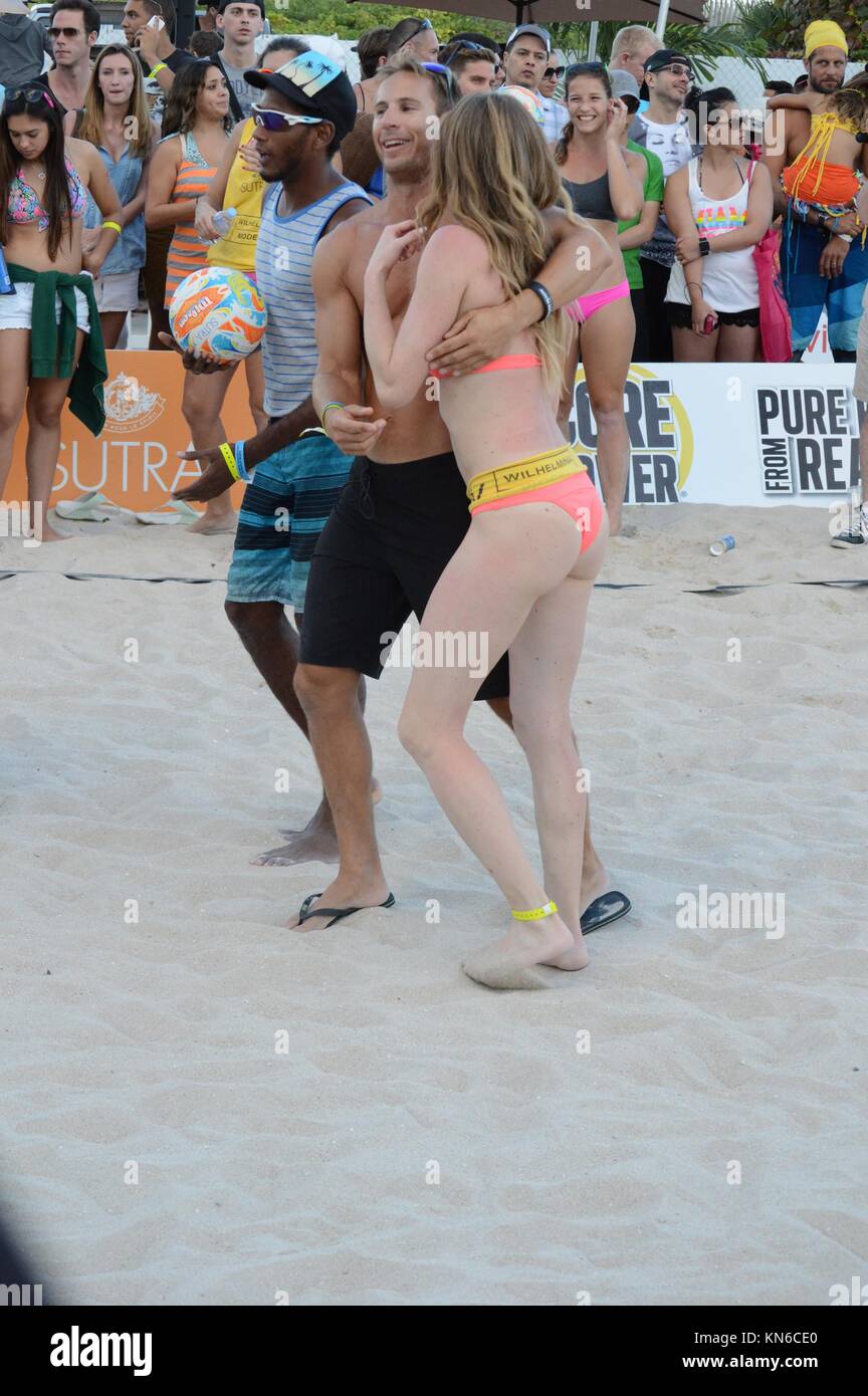 MIAMI BEACH, FL - febbraio 08: Sports Illustrated model Nina Agdal ha trascorso la giornata facendo fuori con il mio ragazzo Heidenry Reid e la visione di beach volley su 8 Febbraio 2015 a Miami Beach, in Florida. Persone: Nina Agdal, Heidenry Reid Foto Stock