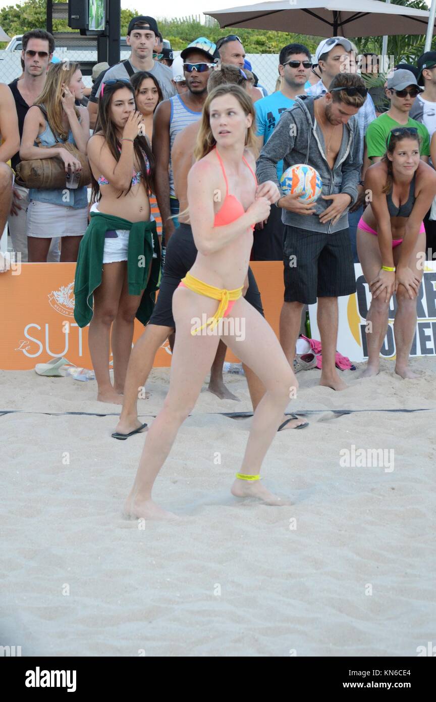 MIAMI BEACH, FL - febbraio 08: Sports Illustrated model Nina Agdal ha trascorso la giornata facendo fuori con il mio ragazzo Heidenry Reid e la visione di beach volley su 8 Febbraio 2015 a Miami Beach, in Florida. Persone: Nina Agdal, Heidenry Reid Foto Stock