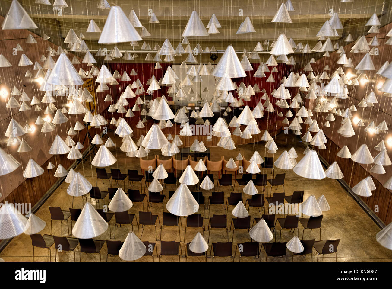 Sala conferenze con un abbondanza di assortimento di lampadari appesi al soffitto Foto Stock