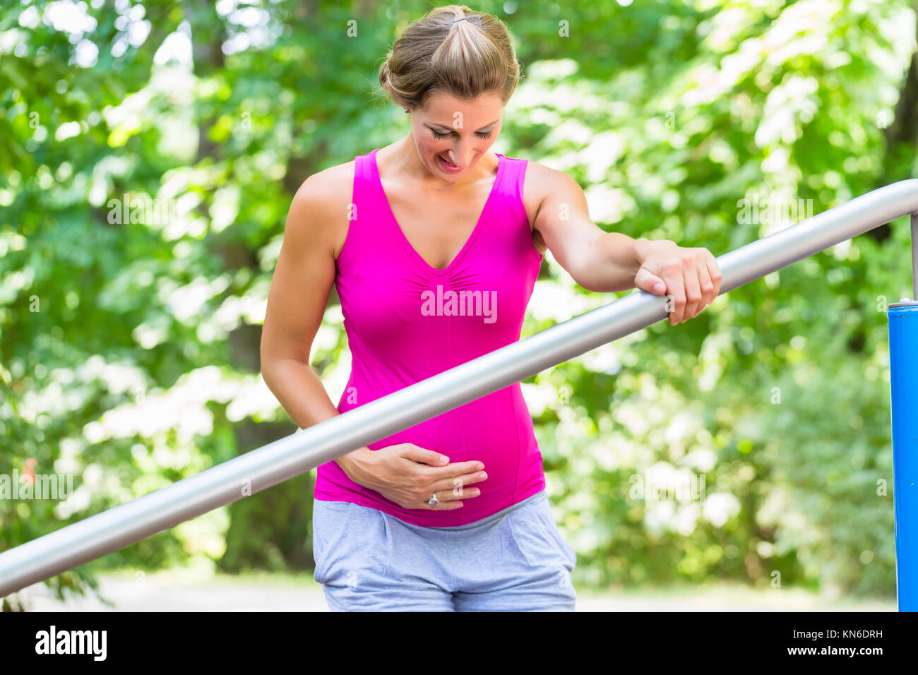 Donna incinta gravidanza facendo esercizi sulla Fitness-Trail Foto Stock