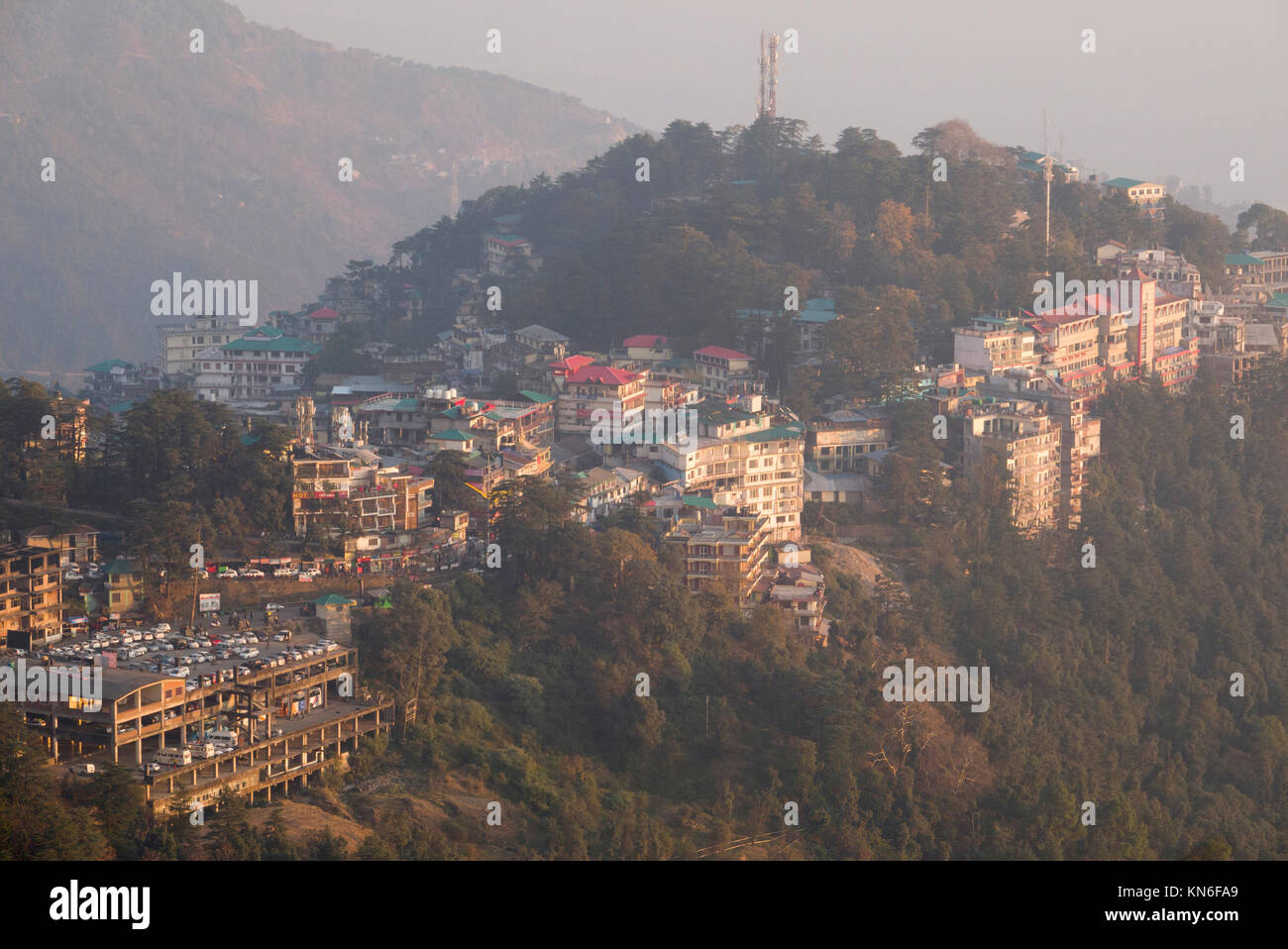 Hig angolo vista panoramica di Mcleod Ganj, Himachal Pradesh, India Foto Stock