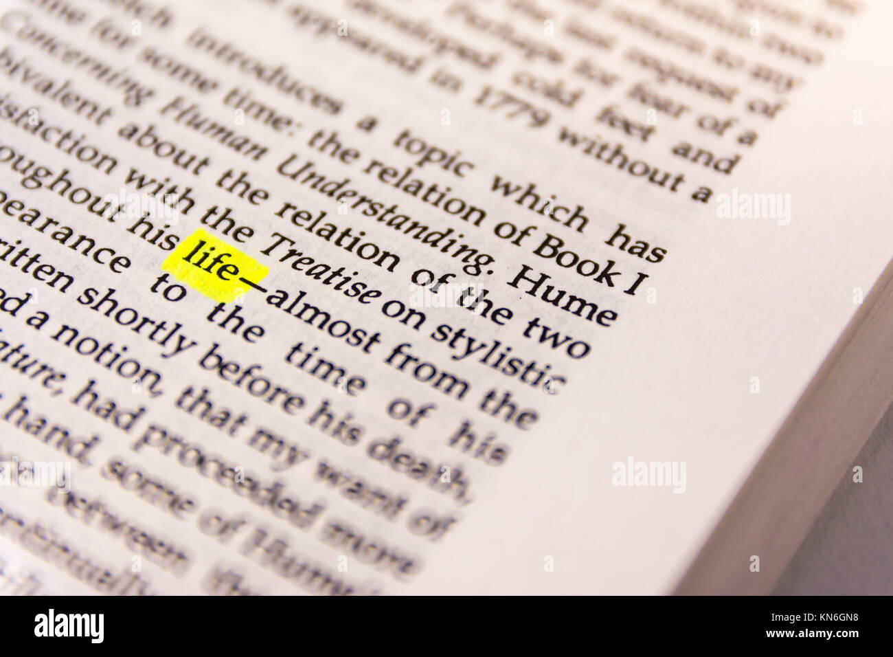 Prenota parola evidenziata in giallo marcatore fluorescente carta vecchia vita per parola chiave Foto Stock