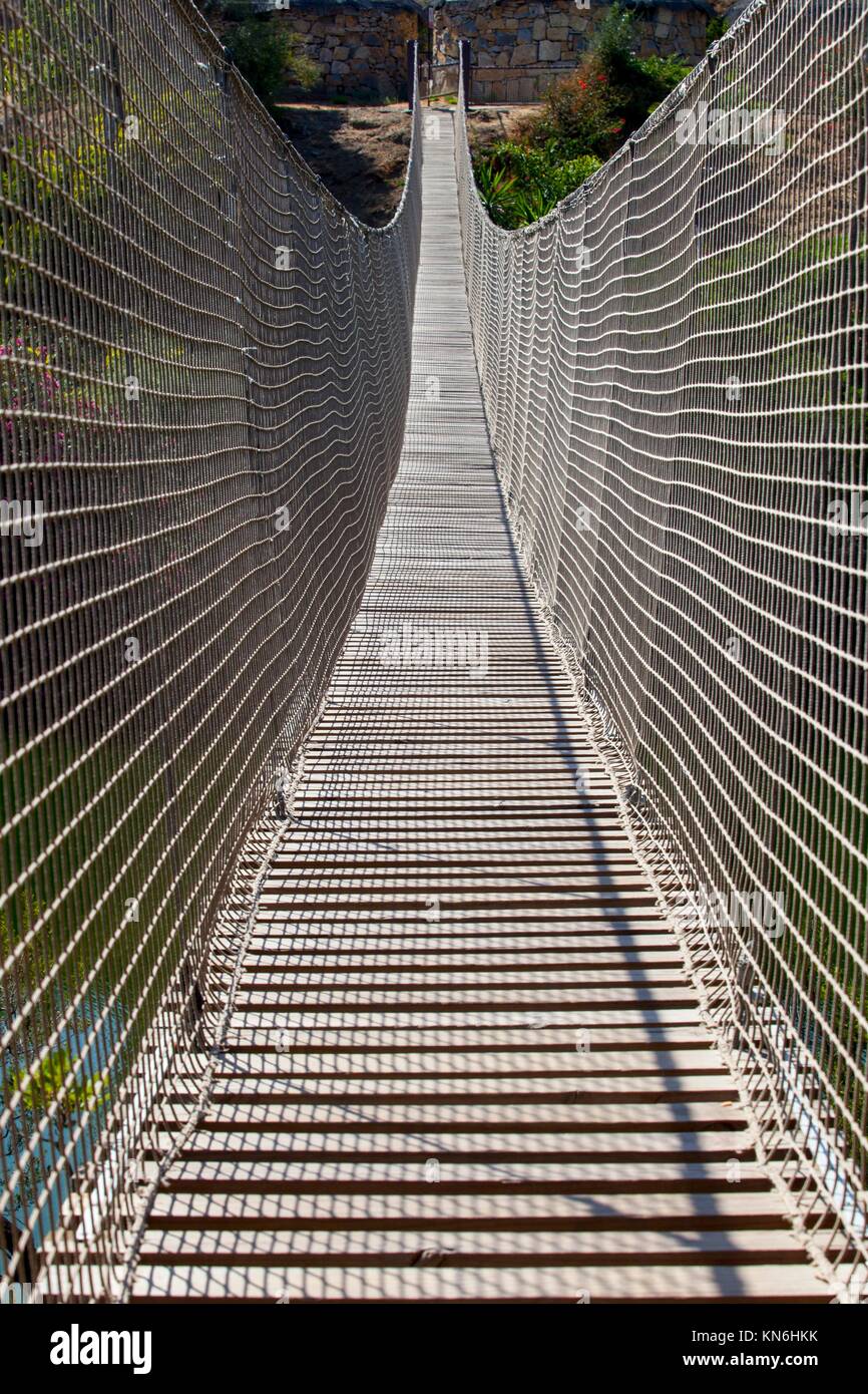 Corda di legno e net ponte di sospensione nella giungla foresta pluviale. Foto Stock