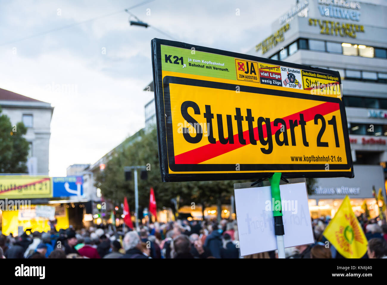 Stuttgart 21 protesta Progetto Città costosa Stazione ferroviaria Costruzione folla segni Logo Closeup Ottobre 9, 2017 Foto Stock