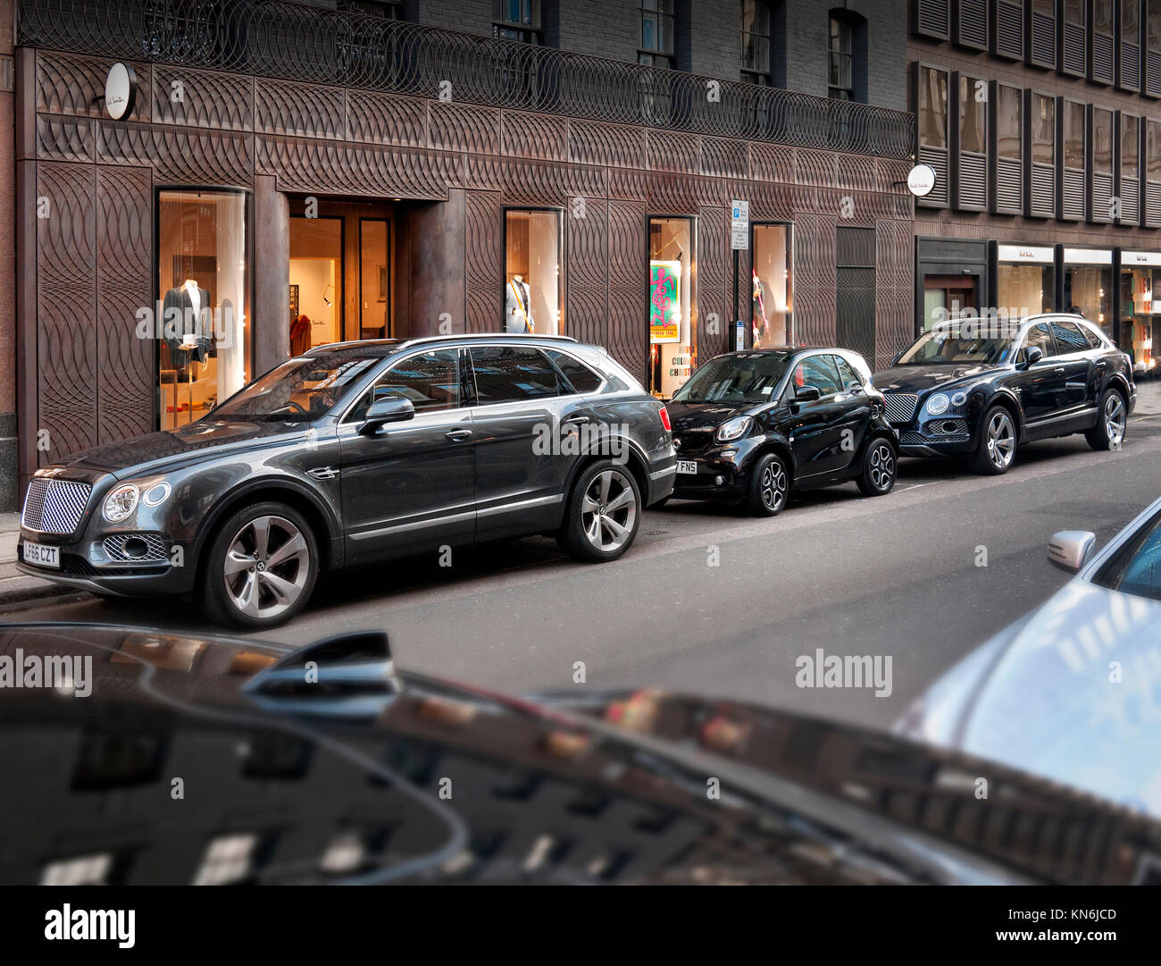 Bentley Bentayga con funzionalità Smart auto parcheggiate in Albemarle Street London REGNO UNITO Foto Stock