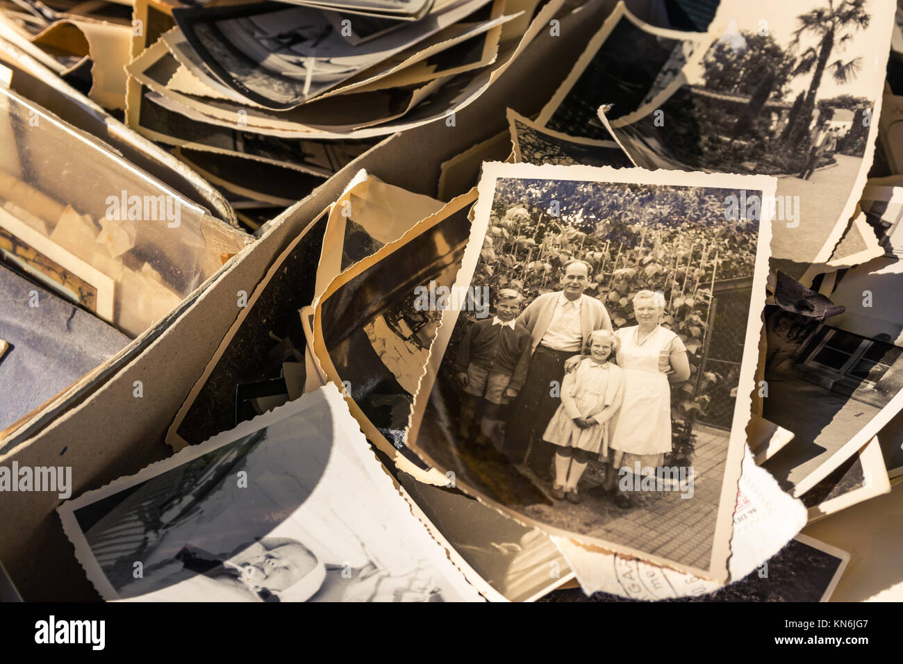 Vecchia scatola di foto bordi usurati annata di raccolta Storia Nostalgia di famiglia Foto Stock