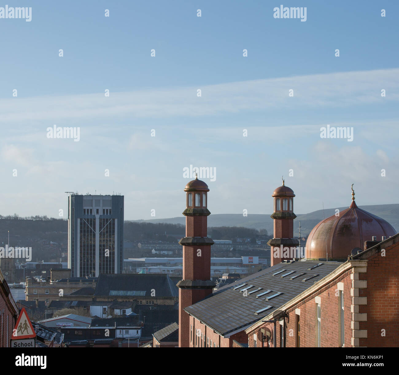 Moschea di Bold Street Blackburn contro il municipio con blackburn cattedrale in background Foto Stock