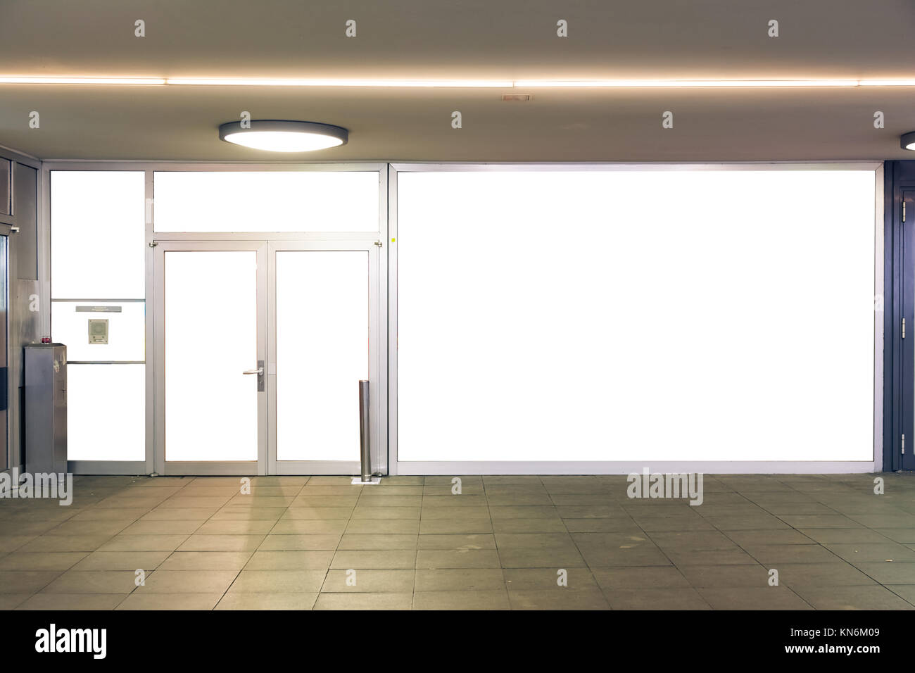 Storefront Mockup città Urban parete piana porte in vetro bianco Business isolato piccolo Display vuoto Foto Stock