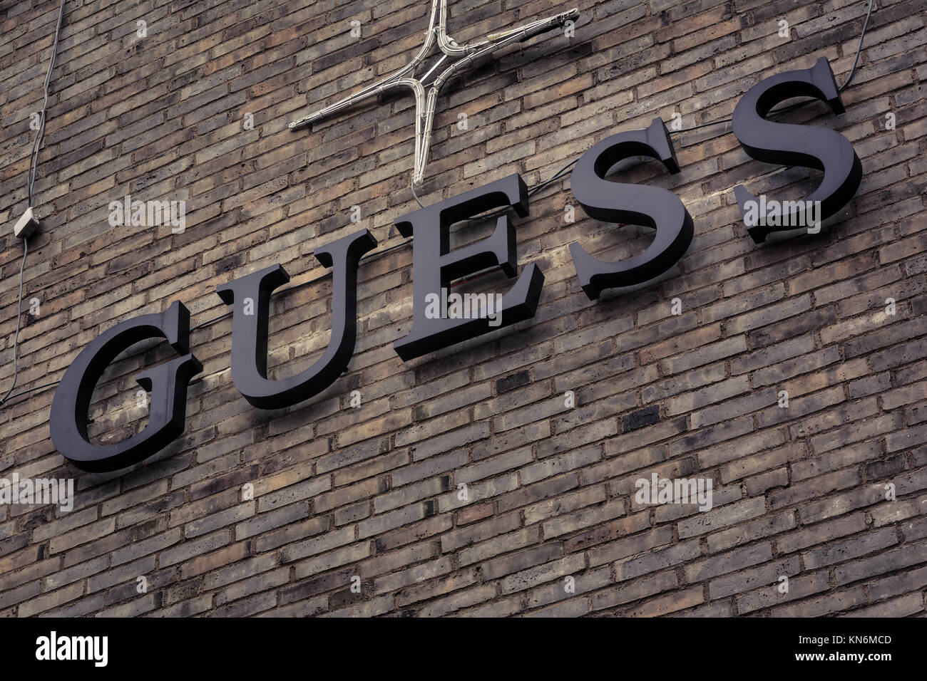 Indovina il logo presso Metzingen Outlet Shopping Complex in Germania, in Europa il 1 novembre 2017 Foto Stock