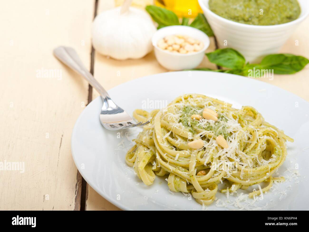 Tradizionale Italiana pesto di basilico ingredienti per la pasta di
