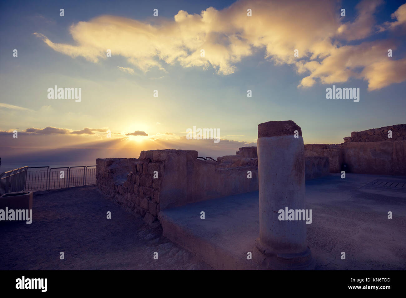 Sunrise sulla fortezza di Masada. Rovine del re Erode il palazzo nel deserto Judaean Foto Stock