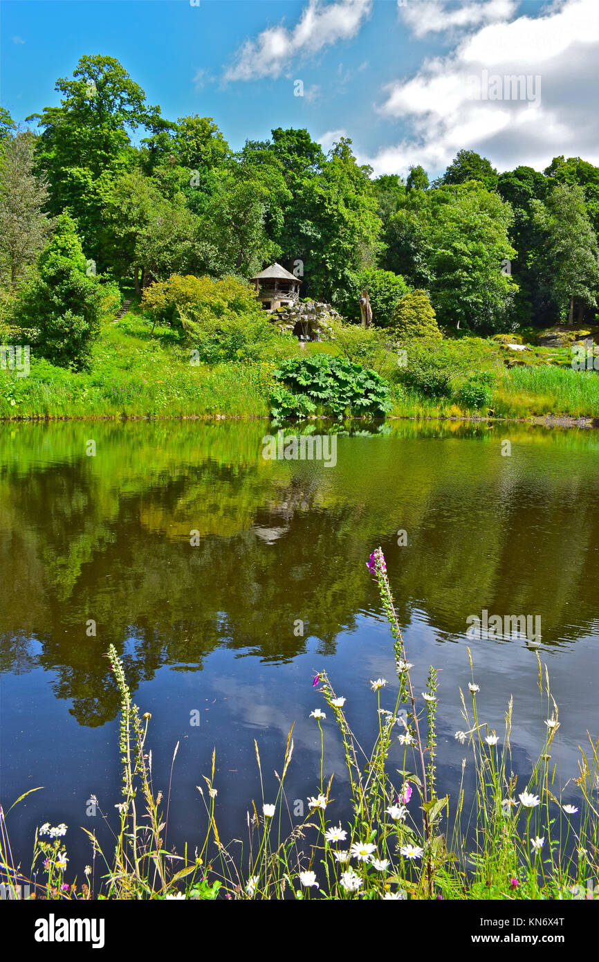 La Grotta casa visto da tutta la grotta stagno, nella motivazione di Chatsworth House nel Derbyshire, fu costruito nel 1798 per la Duchessa Georgina. Foto Stock