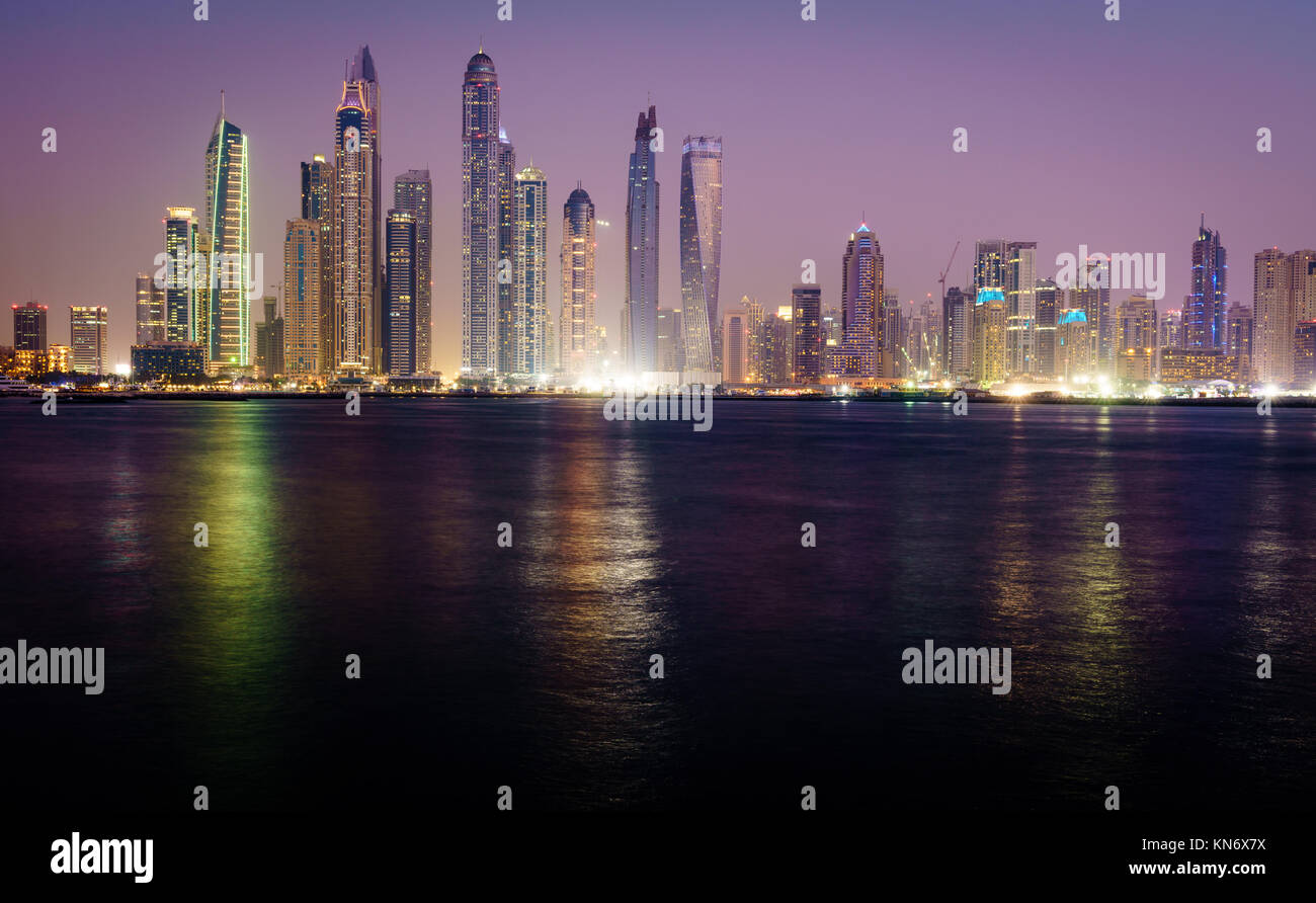 Vista notturna di Marina di Dubai skyline nel 2016 Foto Stock