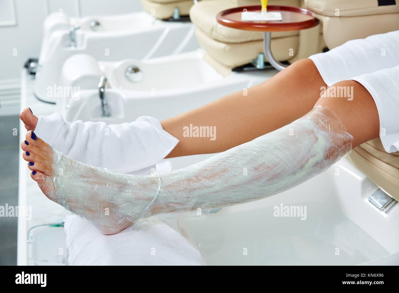 Pedicure nutriente maschera idratante gambe pellicola wrap effetto termico  in manicure Foto stock - Alamy