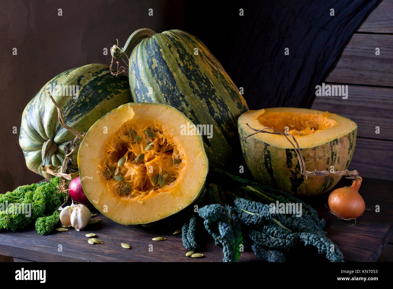 Di zucca e semi di zucca (Cucurbita pepo), e cavoli rapa giace sul tavolo della cucina. Foto Stock