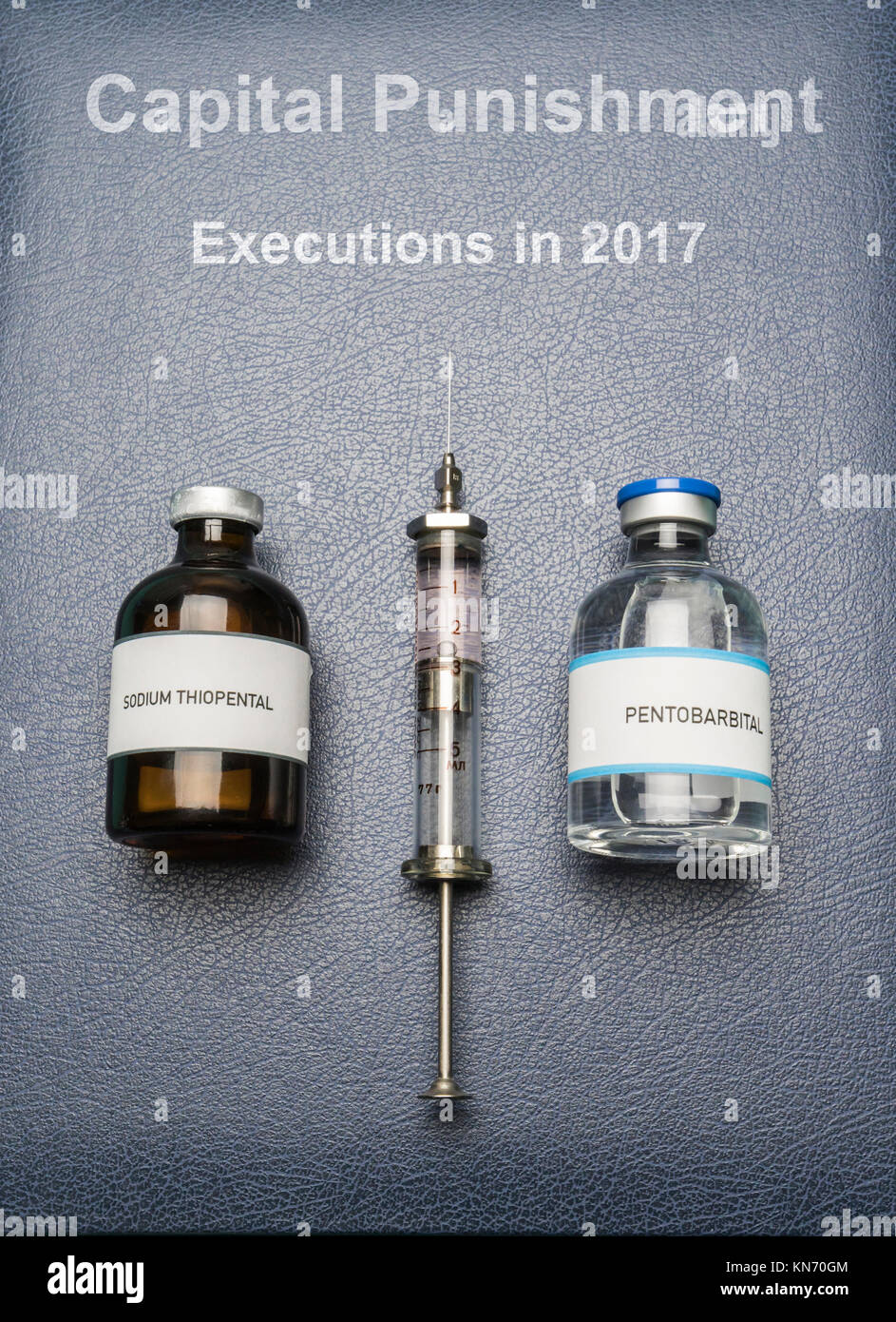 Siringa vintage e farmaci utilizzati nella iniezione letale su un libro di pena capitale esecuzioni nel 2017, composizione digitale, immagine concettuale Foto Stock