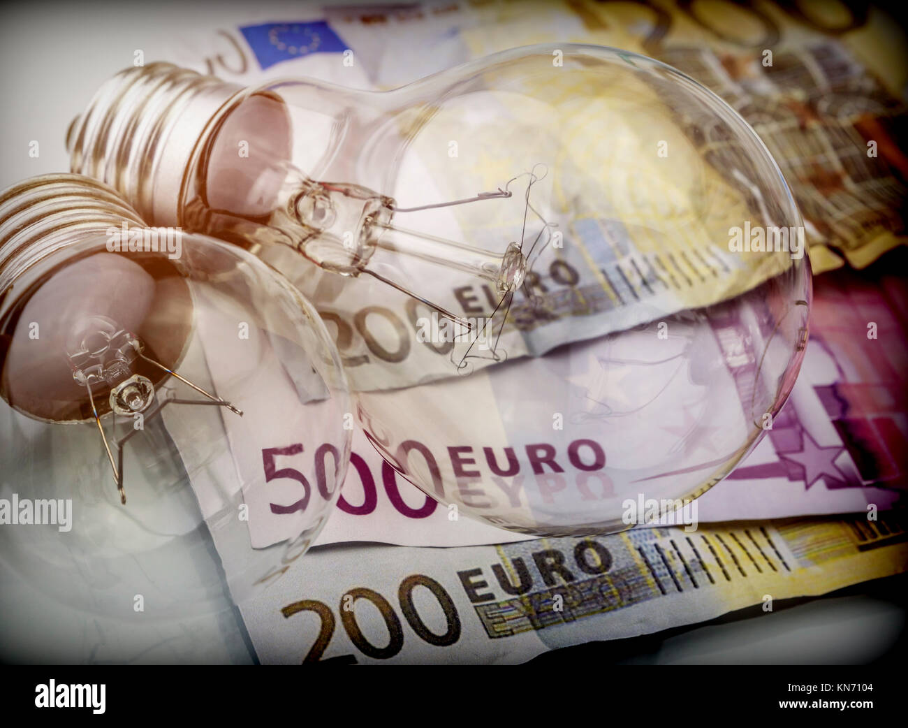 Una lampadina elettrica su euro bill, il concetto di risparmio energetico Foto Stock