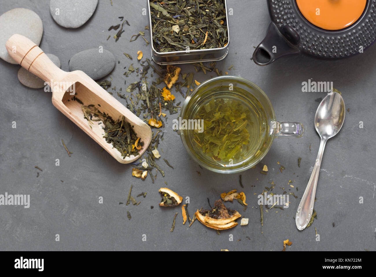 Tazza di tè verde e il tè essiccate su grigio tavolo di pietra Foto Stock
