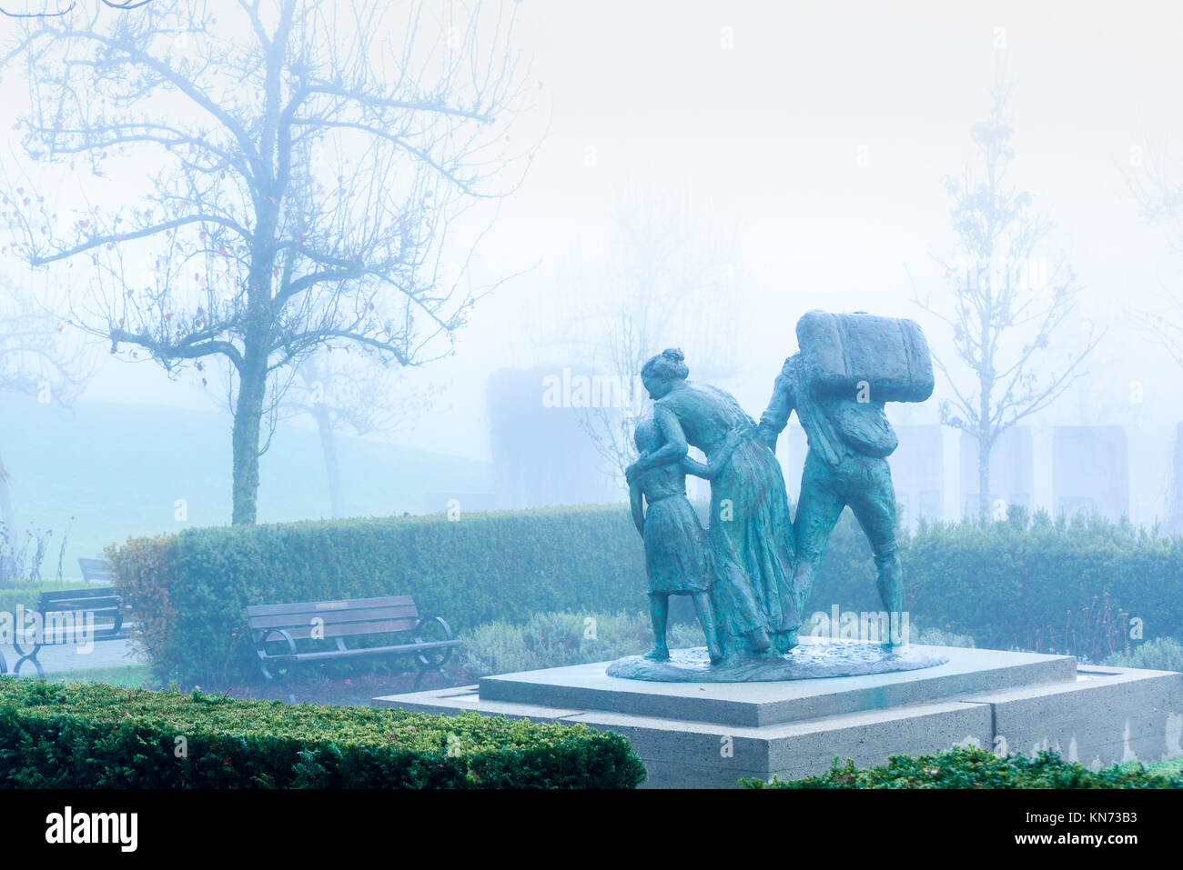 Immigrato del monumento commemorativo statua, il giardino italiano, "Il giardino italiano", Hastings Park, Vancouver, British Columbia, Canada Foto Stock