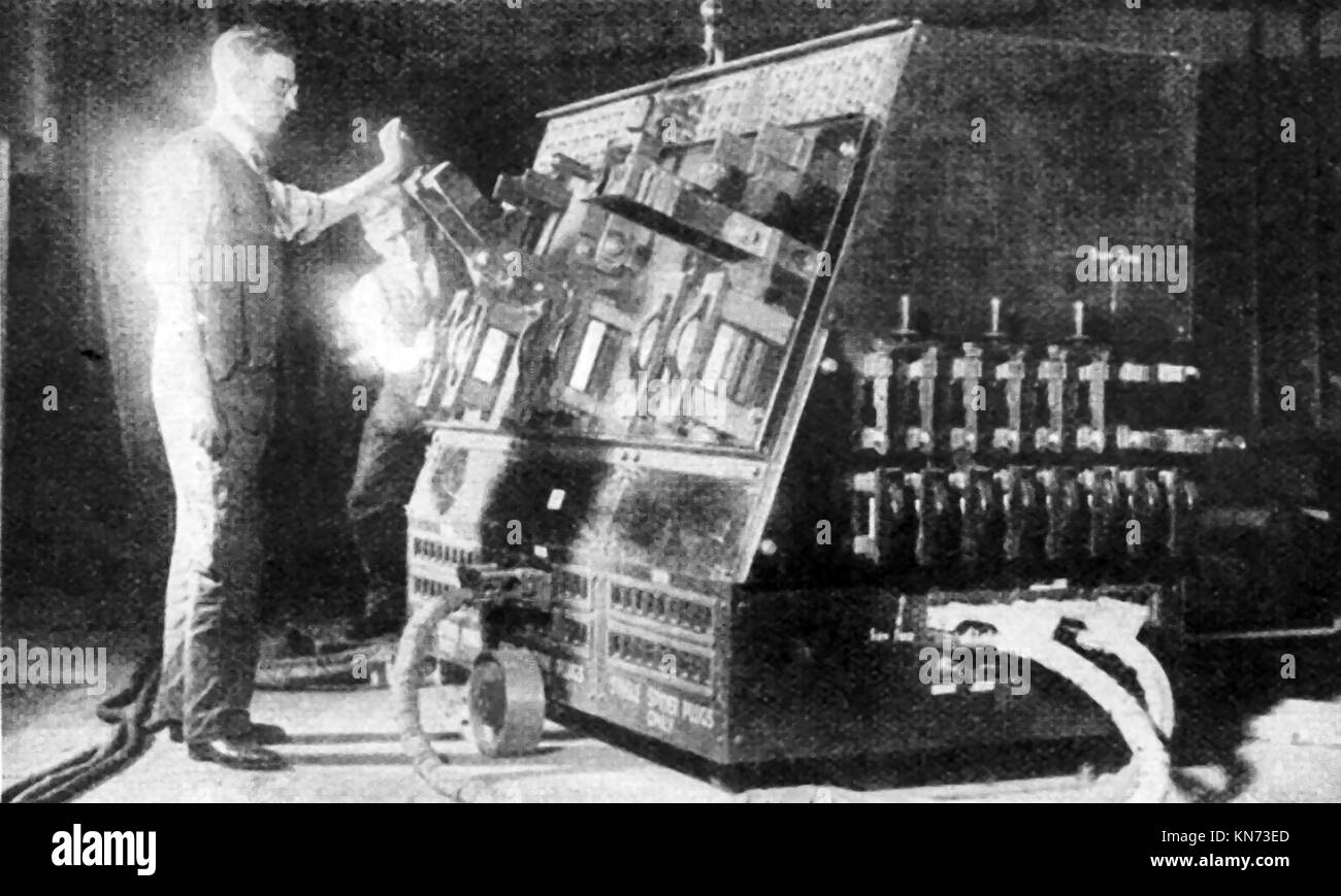 Elstree Film Studios, Hertfordshire Inghilterra negli anni quaranta - personale operativo di un portatile di 'sunlight switchboard" utilizzato per il controllo di illuminazione. Foto Stock