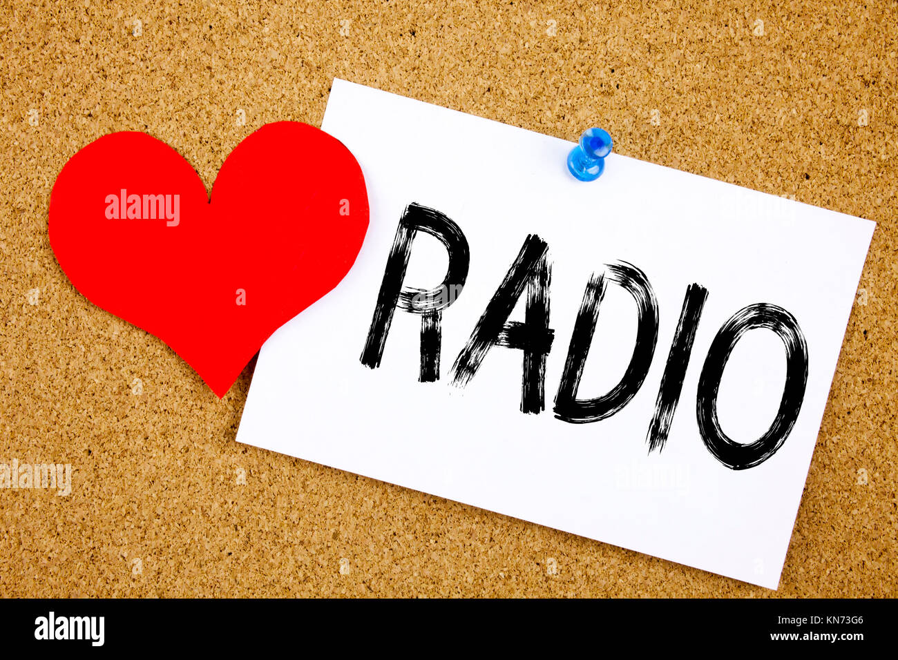 Mano concettuale di scrittura di testo Didascalia ispirazione che mostra il concetto della radio per i media e l'istruzione e l'amore scritto su una nota adesiva, promemoria backgrou cork Foto Stock