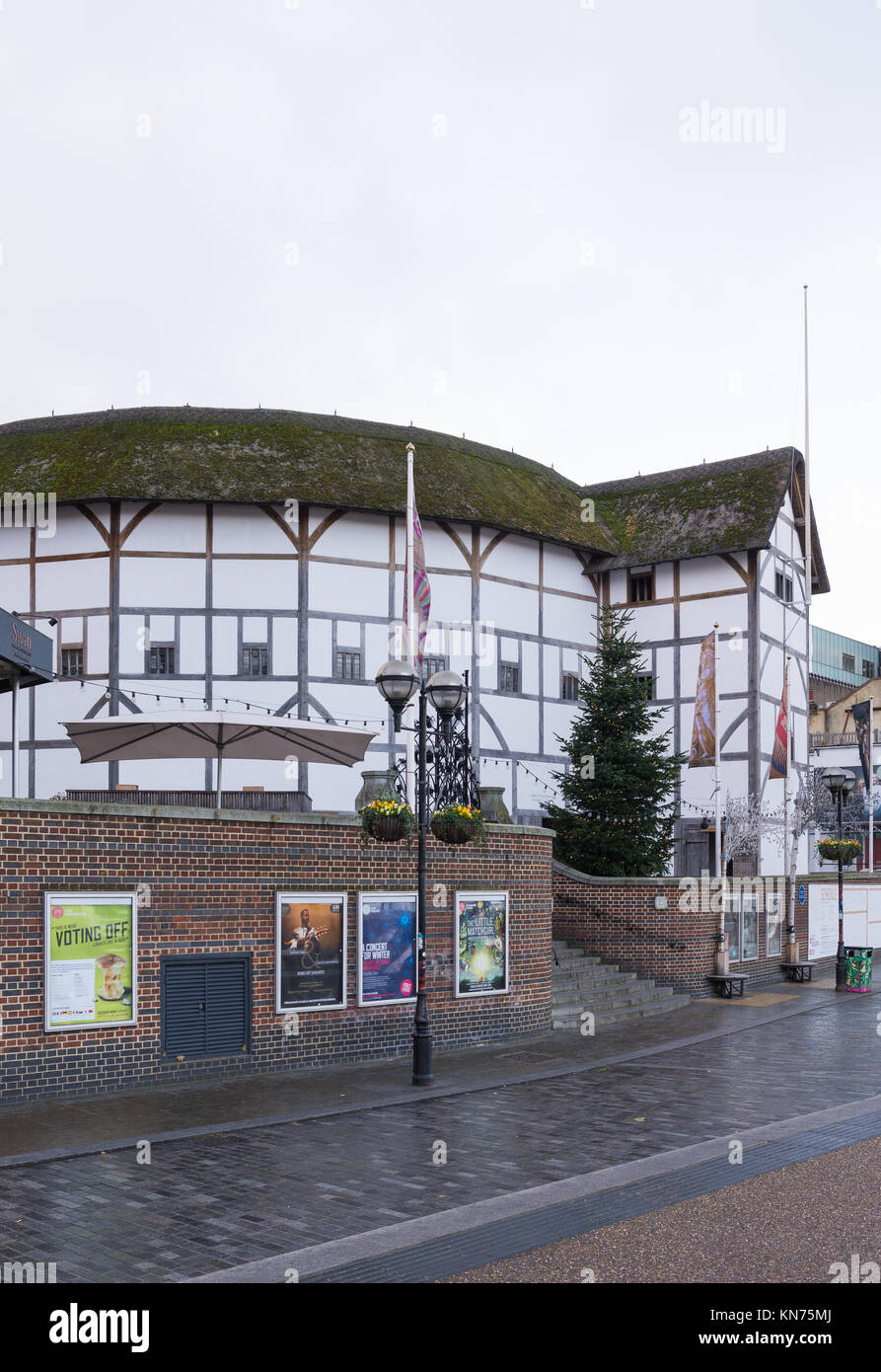 La ricostruzione del William il Globe Theatre di Shakespeare, situato sulla riva sud del fiume Tamigi nel quartiere di Southwark, Londra, Inghilterra. Foto Stock