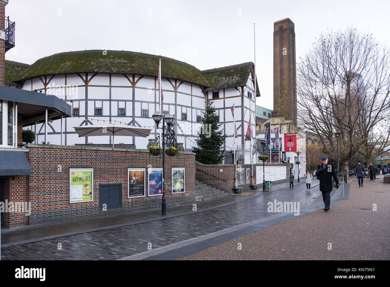 La ricostruzione del William il Globe Theatre di Shakespeare, situato sulla riva sud del fiume Tamigi nel quartiere di Southwark, Londra, Inghilterra. Foto Stock