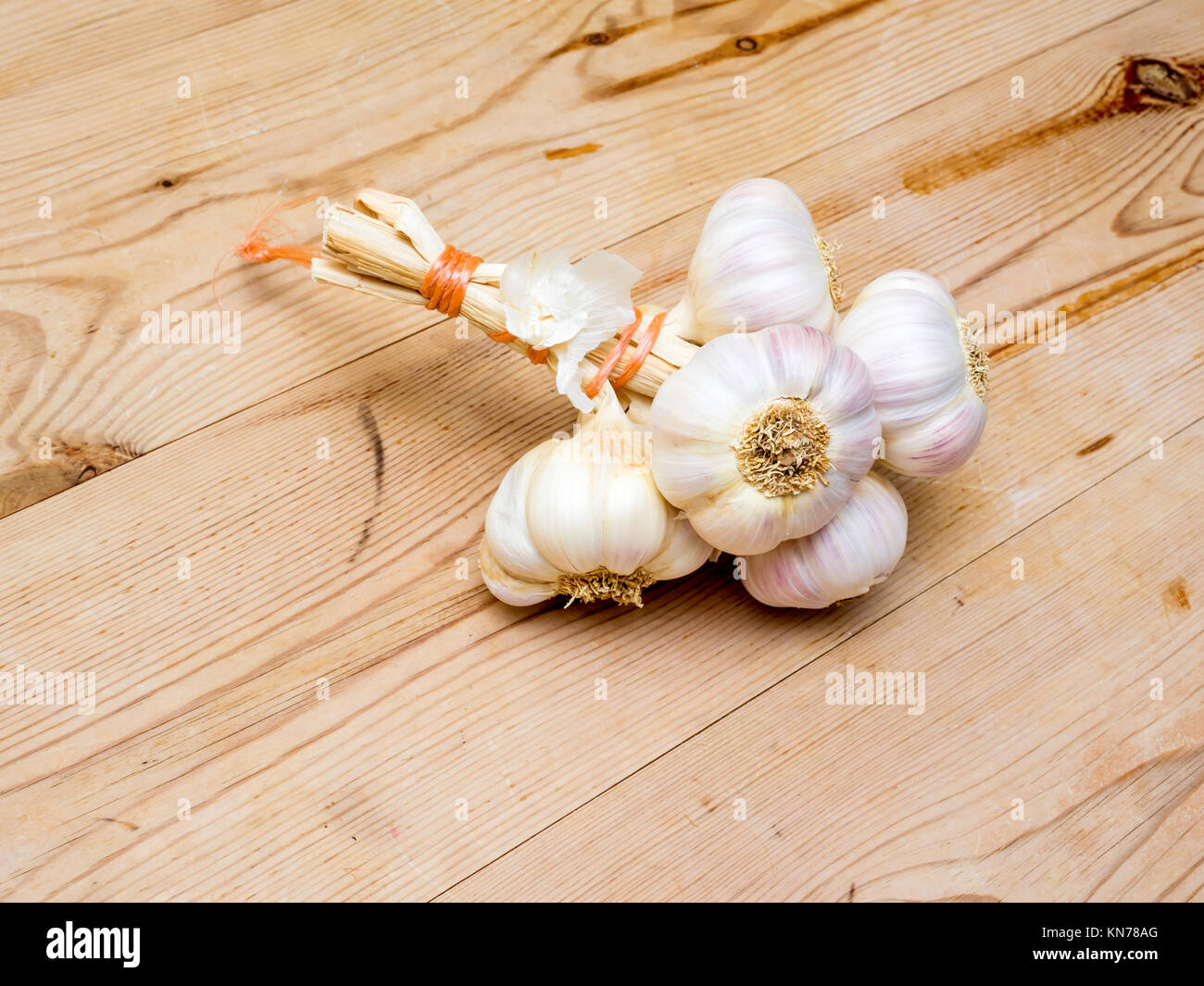 Un mazzetto francese Tarn aglio rosa su una tavola di legno top Foto Stock
