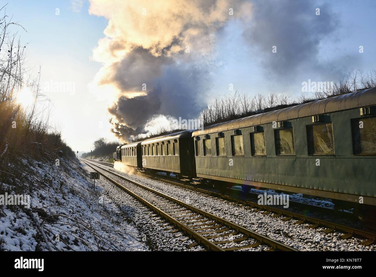 Bel vecchio treno a vapore con i carri in esecuzione su rotaie al tramonto. Escursioni per i bambini e i genitori sulla festosa giorni speciali. Repubblica Ceca Europa. Foto Stock