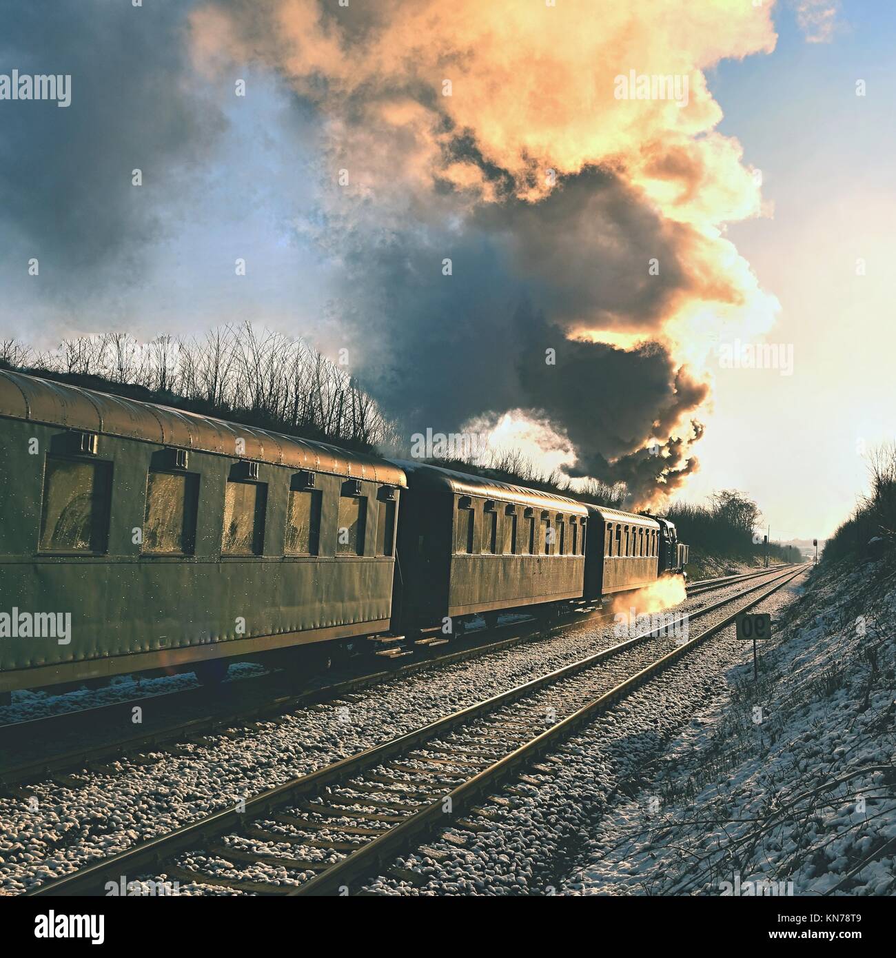 Bel vecchio treno a vapore con i carri in esecuzione su rotaie al tramonto. Escursioni per i bambini e i genitori sulla festosa giorni speciali. Repubblica Ceca Europa. Foto Stock